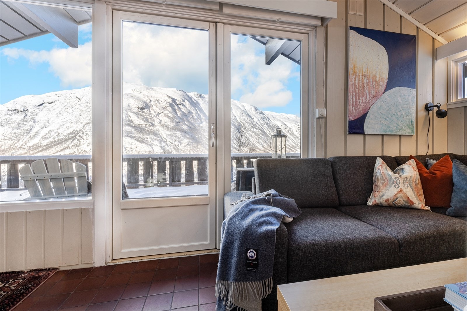 Store vindusflater mot fjellheimen. Galleribilde