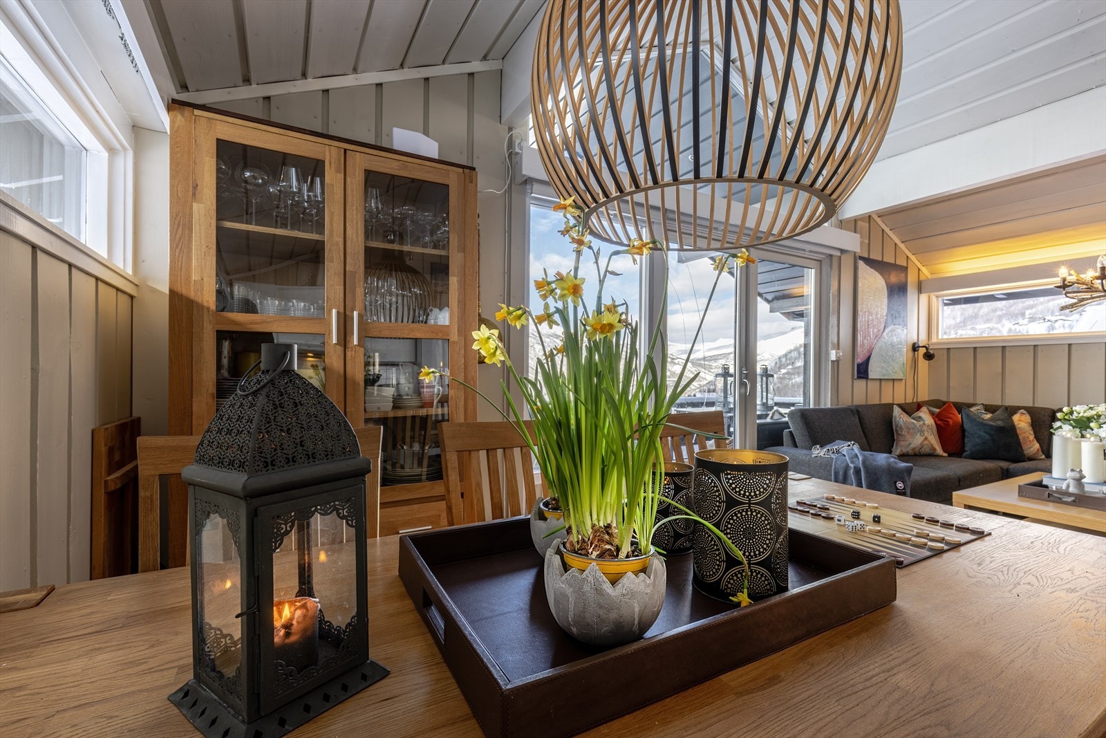 Hytta har to fine "soner" for sofa og spiseplass. Galleribilde