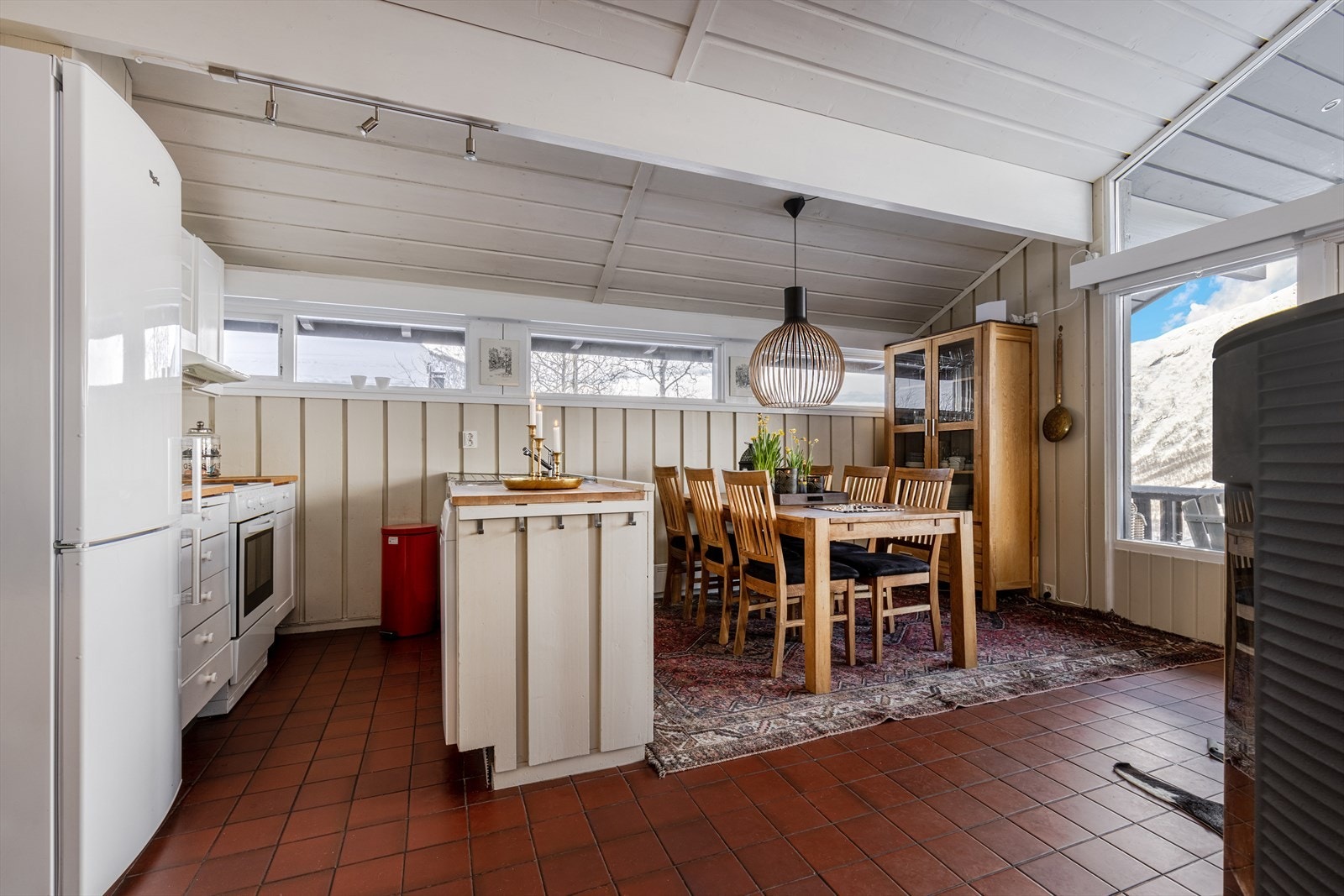 Åpen kjøkkenløsning og hyggelig spiseplass. Galleribilde