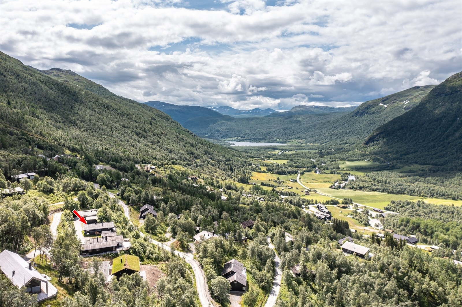 Høyt og fritt i Solheisen med fantastisk utsikt finner du Helgesetvegen 127! Galleribilde