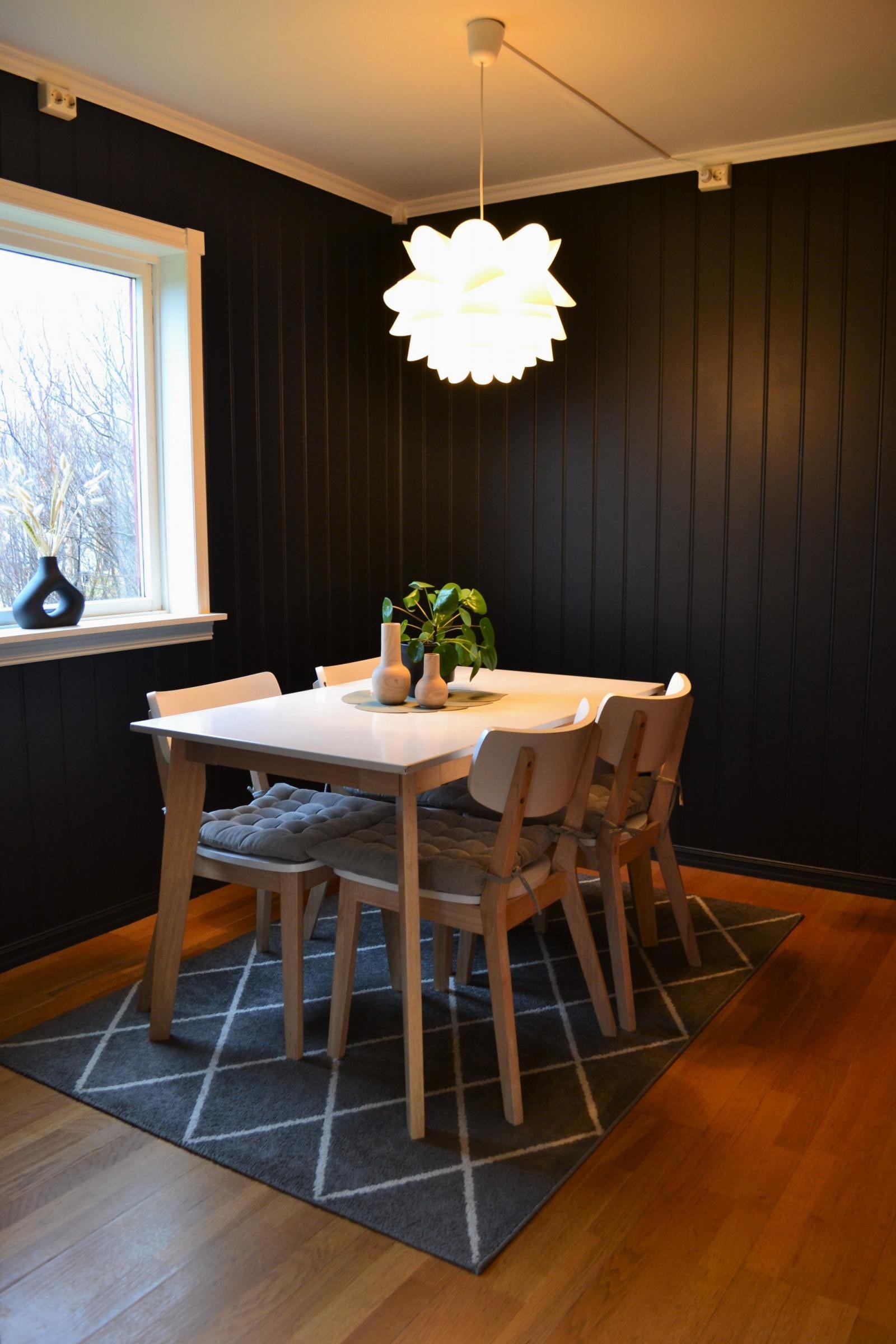 Egen plass for spisestue Galleribilde