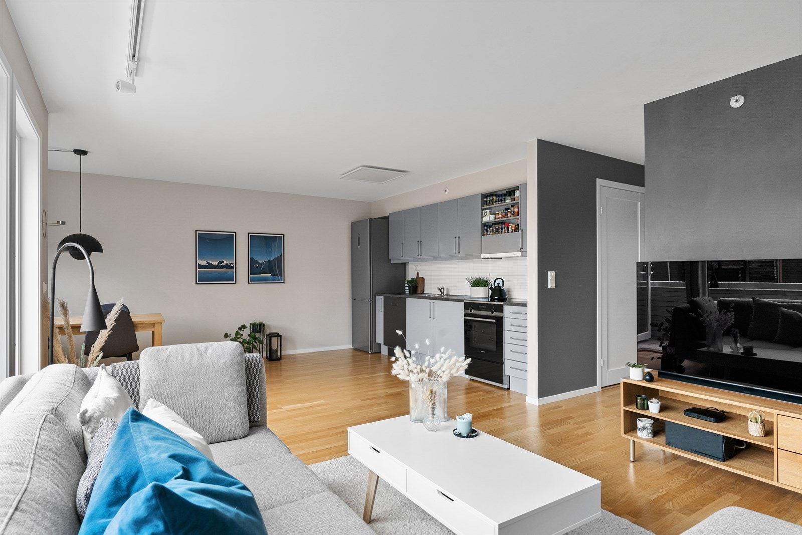 Delikate toner på veggene. Rikelig m/lys. En løsning som gir store møbleringssoner som ikke forstyrrer hverandre. Høy trivsel. Galleribilde