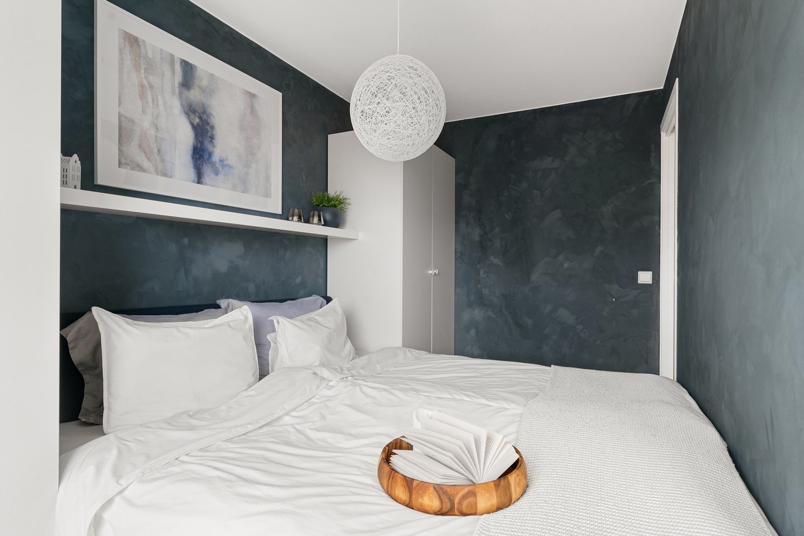 To doble skap og inngang på hver side, gir meget funksjonelt soverom. Utsikt til Rundeskogen. Galleribilde