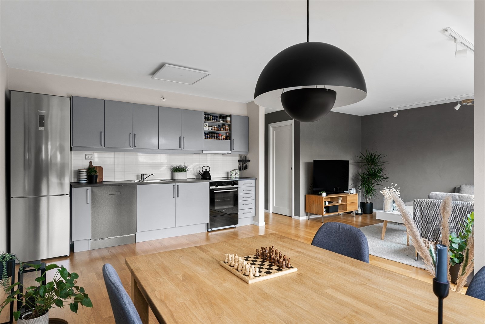 En åpen, luftig og meget innbydende og delikat stue. Stor sone for kjøkken og spisestue, samt fint avdelt fra tv-stuen. Rikelig m/naturlig lys via store vinduer. Herlig atmosfære. Galleribilde