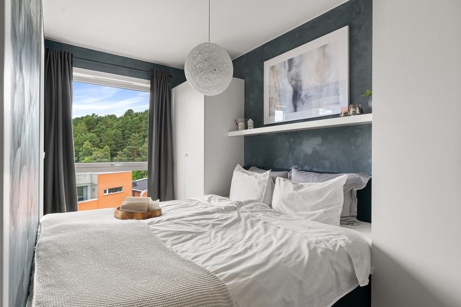 To doble skap og inngang på hver side, gir meget funksjonelt soverom. Utsikt til Rundeskogen. Galleribilde