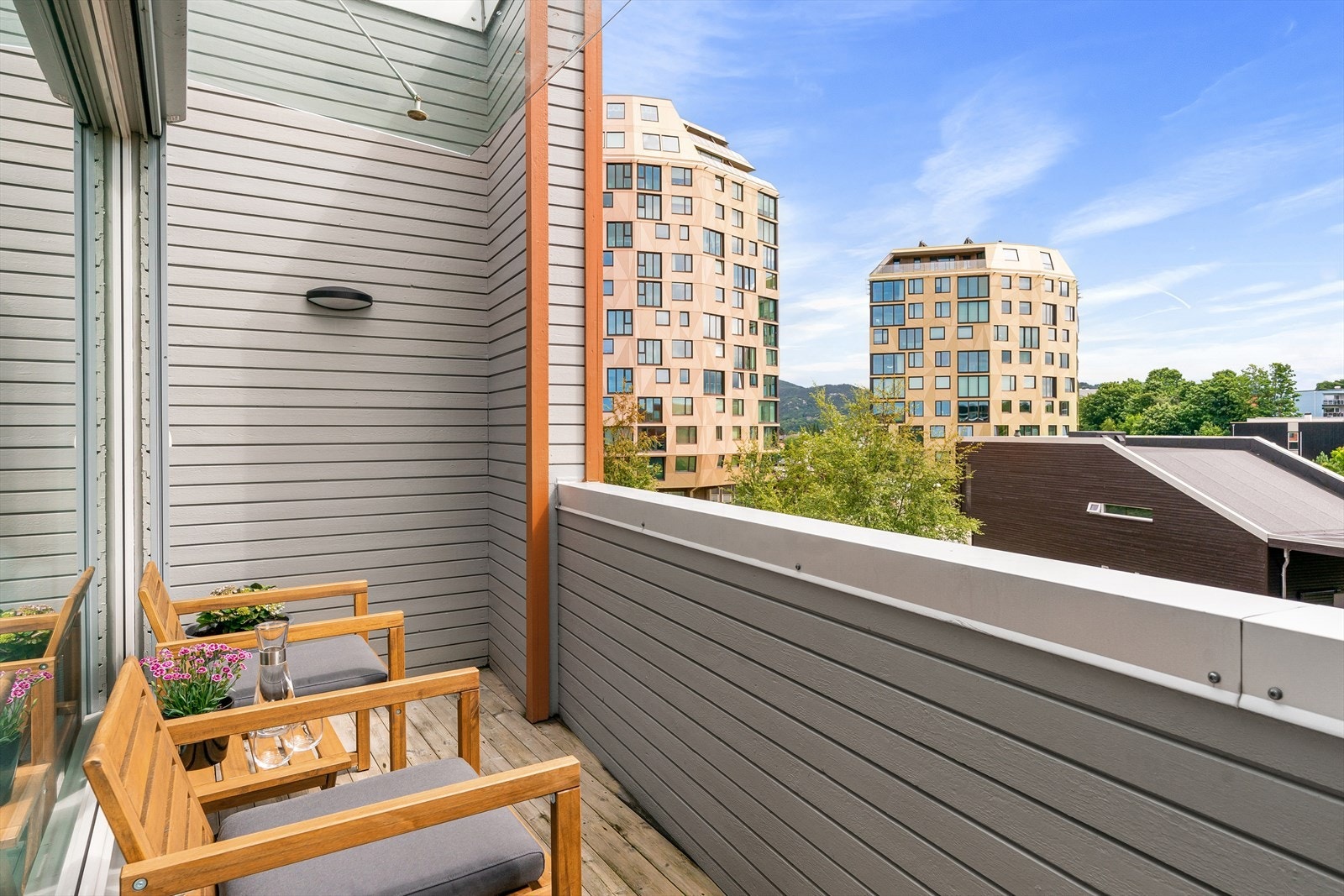 Herlig balkong med glimt av fjorden og grønne områder rundt. Glasstak for bedre le fra nedfall. Galleribilde