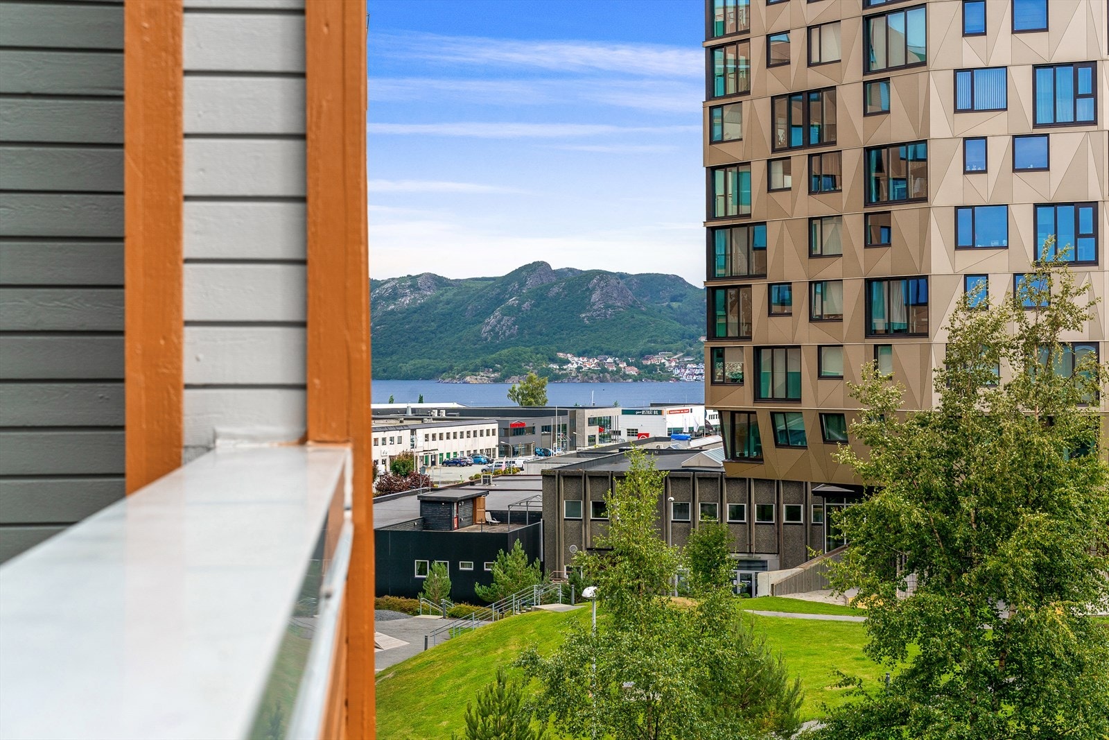 Dan Chruickshank presenterer: Lys, innbydende og virkelig smart løst leil. m/2 sov. og sørvendt balkong. To min fra Lurabyen/Kvadrat. Biloppstilling. Galleribilde