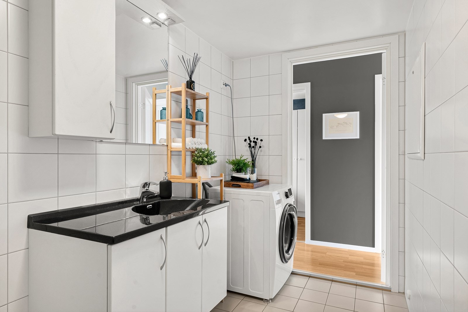 Tidløst og stilrent bad som er enkelt å tilføre eget interiør og stil. God skapplass med ekstra skap og rom for hyller. Galleribilde