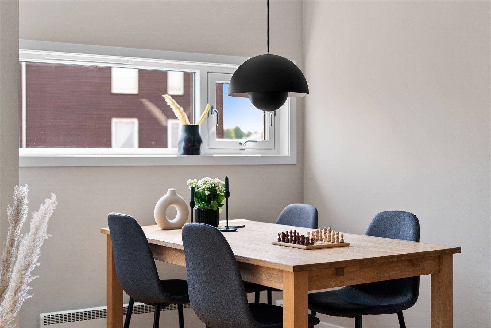 Spisestuen kan trekkes ut ved større selskap. Meget funksjonelt, og en sjelden mulighet i boligkategorien. Galleribilde