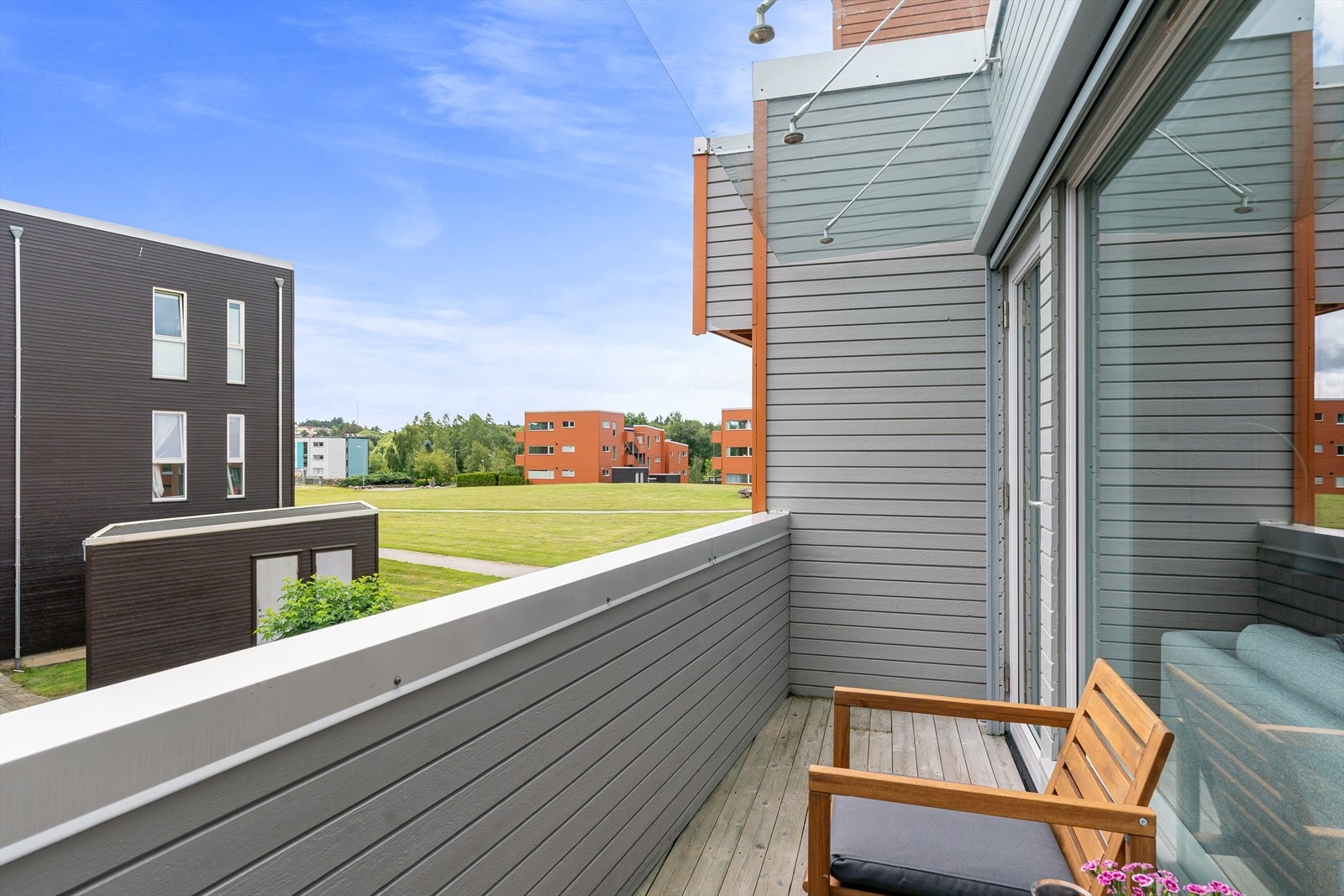 Herlig balkong med glimt av fjorden og grønne områder rundt. Glasstak for bedre le fra nedfall. Galleribilde