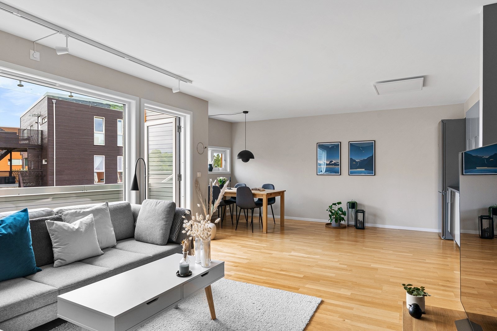 Delikate toner på veggene. Rikelig m/lys. En løsning som gir store møbleringssoner som ikke forstyrrer hverandre. Høy trivsel. Galleribilde