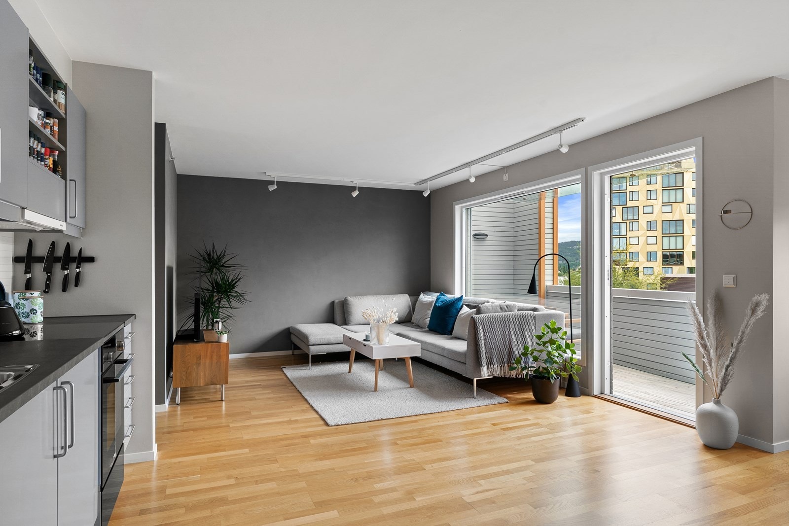 Enkel adkomst ut på sørøstvendt balkong. Herlige lysforhold med store vinduer gir flott romfølelse. God sonebelysning også fra tak. Galleribilde