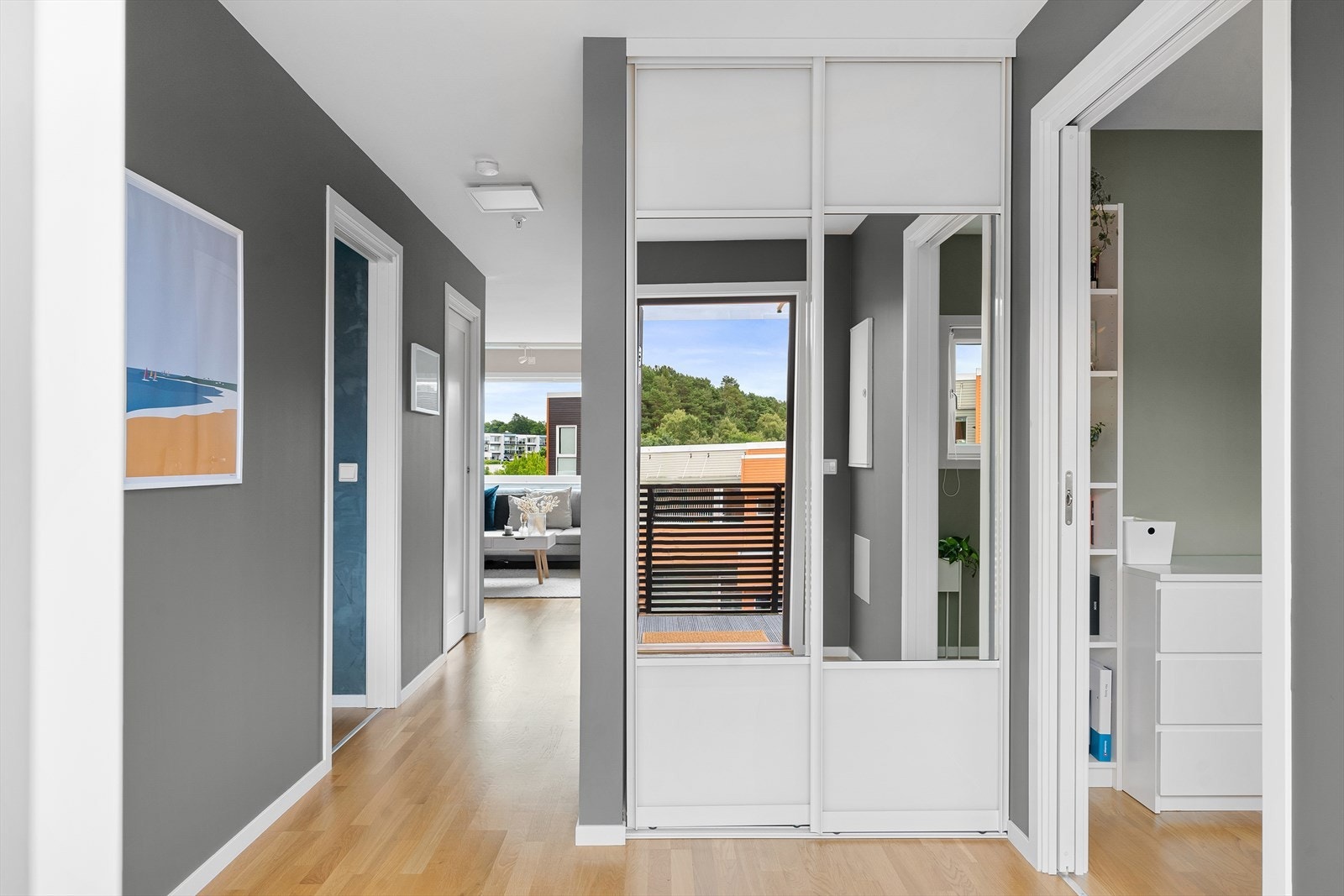 God gang m/skyvedørsgarderobe og plass til mer. Fin avdeling mellom rom. Delikat malt opp. Galleribilde