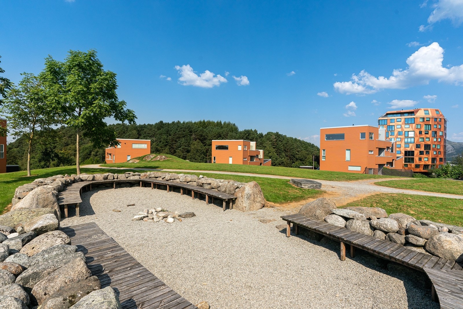 Fellesområde rundt byggene innbyr til bruk og samling med venner. Galleribilde
