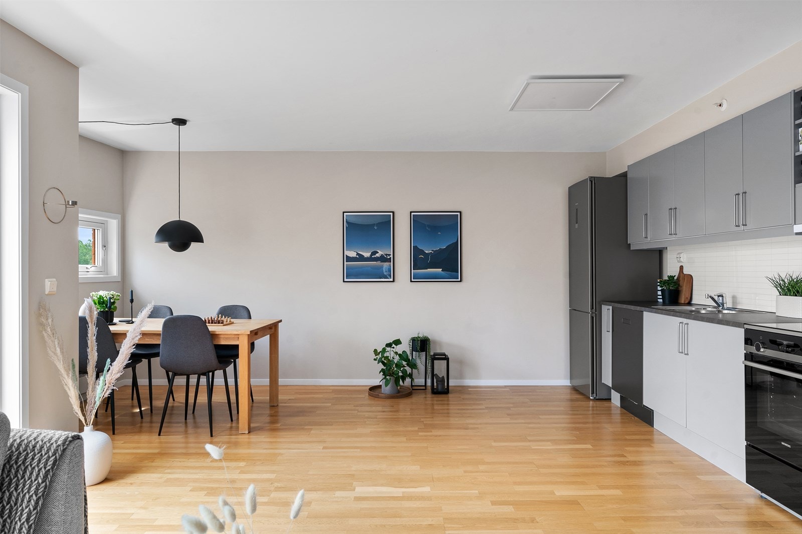 Tidløst, grått kjøkken med god plass for utvidelse om ønskelig. Her kan spisestuen trekkes ut ved større selskap. Meget funksjonelt, og en sjelden mulighet i boligkategorien. Galleribilde