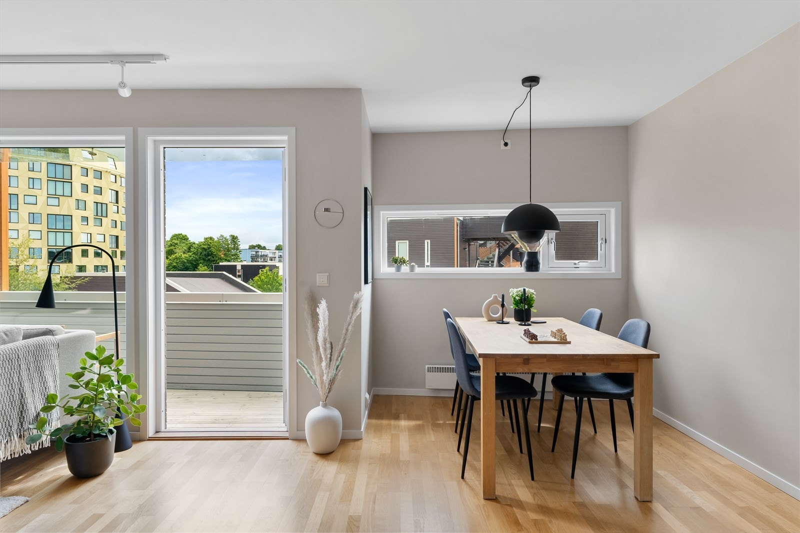 Tidløst, grått kjøkken med god plass for utvidelse om ønskelig. Her kan spisestuen trekkes ut ved større selskap. Meget funksjonelt, og en sjelden mulighet i boligkategorien. Galleribilde