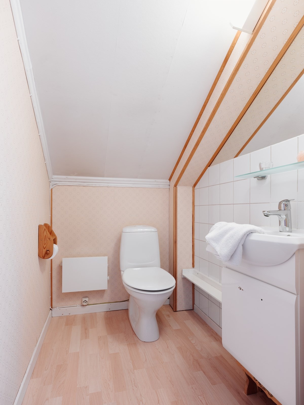 Separat toalettrom innredet med servant, innfliset speil og wc. Galleribilde