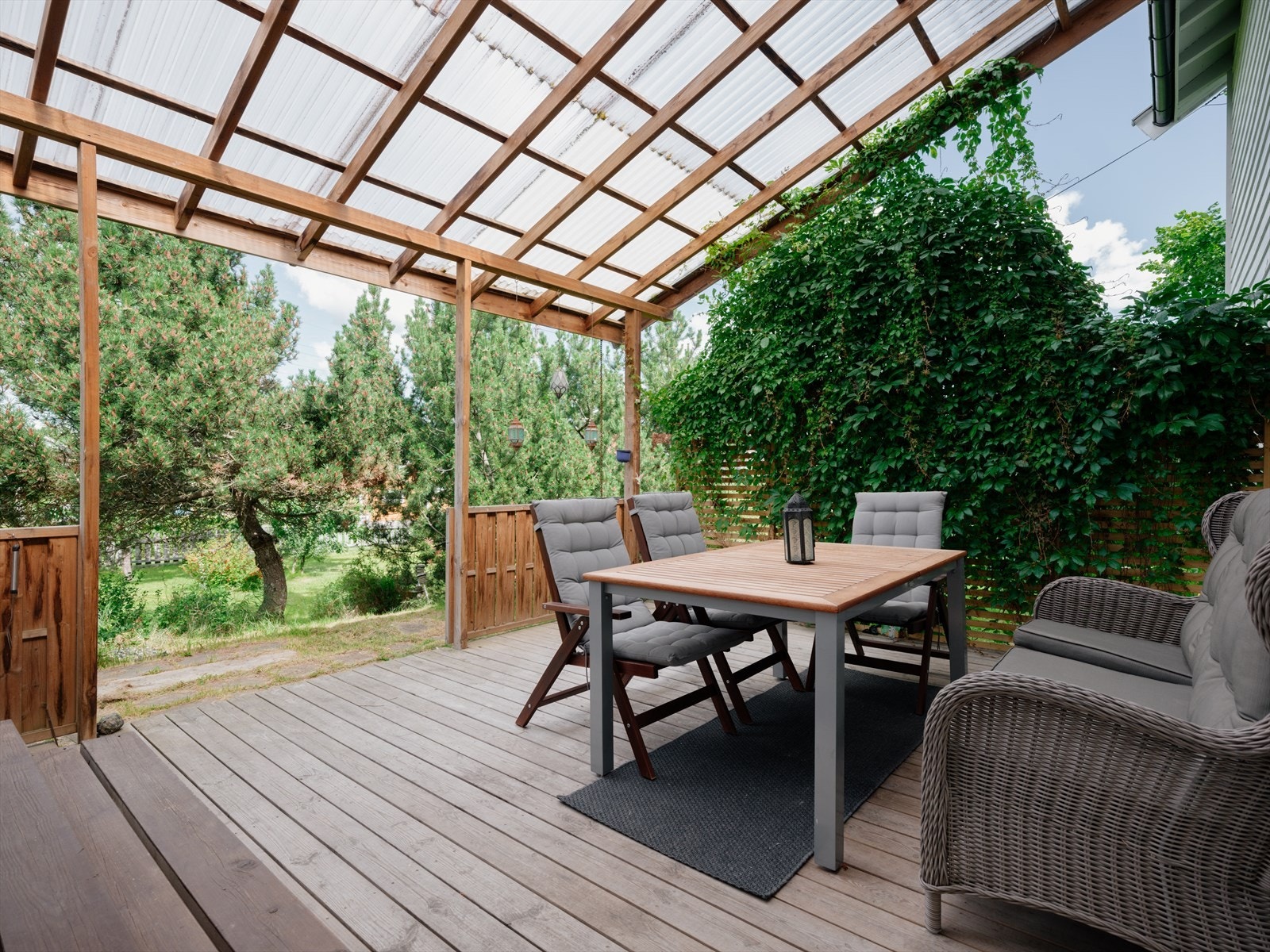 Utgang til overbygget nordvendt terrasse på ca. 21 kvm, og hage. Galleribilde