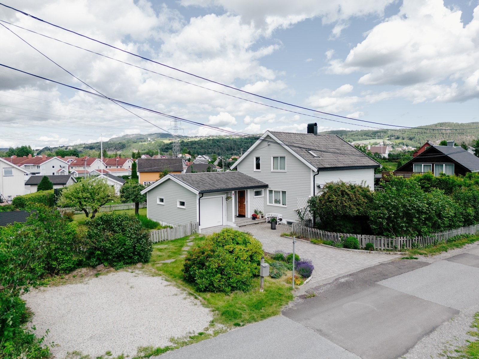 Vestre Eikenga 14 ligger meget attraktivt til i et meget populært boligområde, like ved Lierbyen. Galleribilde