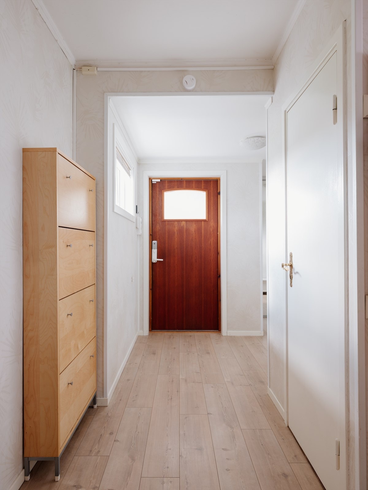 Entré med god plass til oppbevaring av so- og yttertøy i skoskap og i praktisk skyvedørsgarderobe. Galleribilde