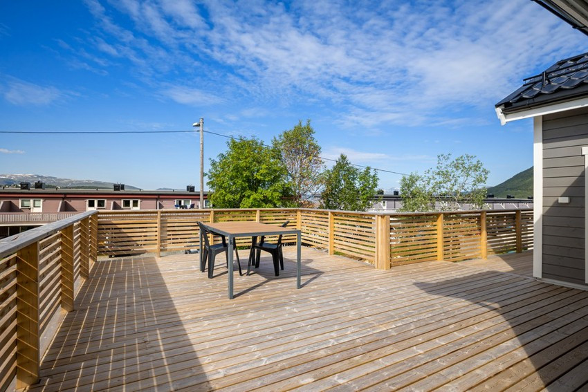 Stor veranda med gode solforhold på framsiden av huset