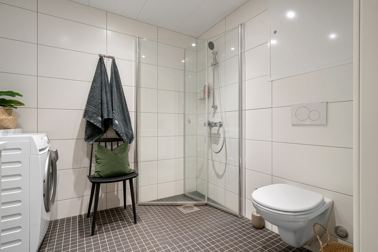 Av innredning har badet baderomsmøbler, opplegg for vaskemaskin, dusjhjørne og vegghengt wc. Galleribilde