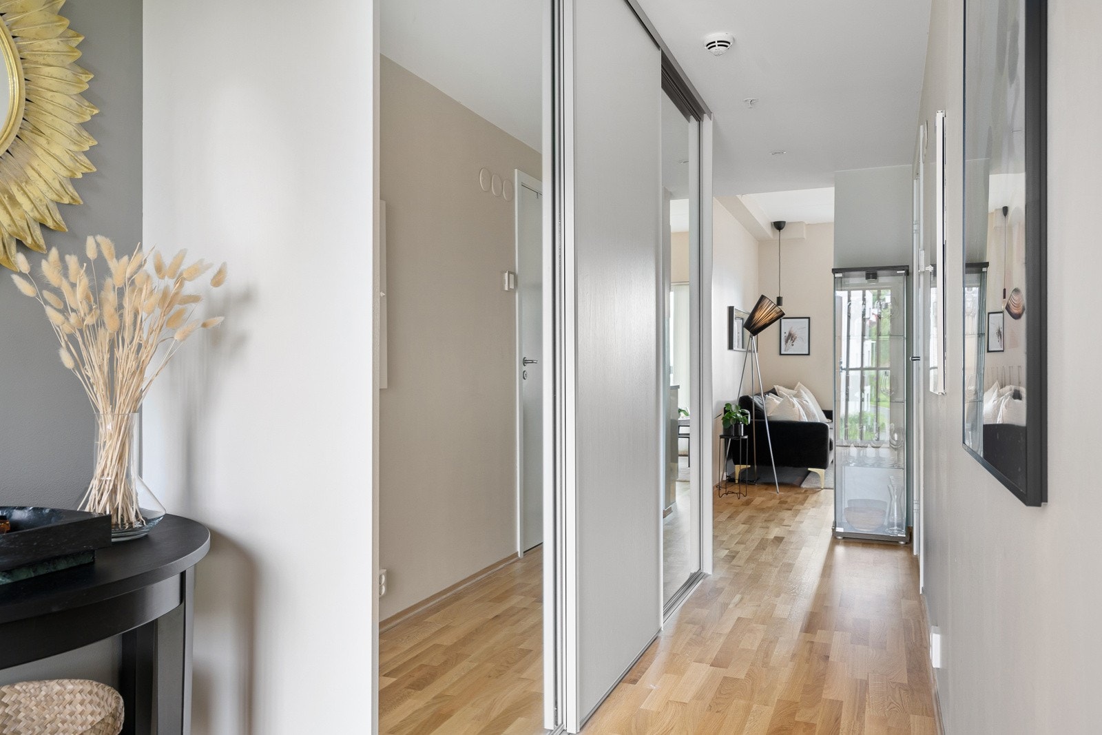 Stor skyvedørsgarderobe som selger har designet selv. Egnet plass til støvsuger, samt godt med oppbevaringsmuligheter for klær og kjøkkenutstyr. Galleribilde