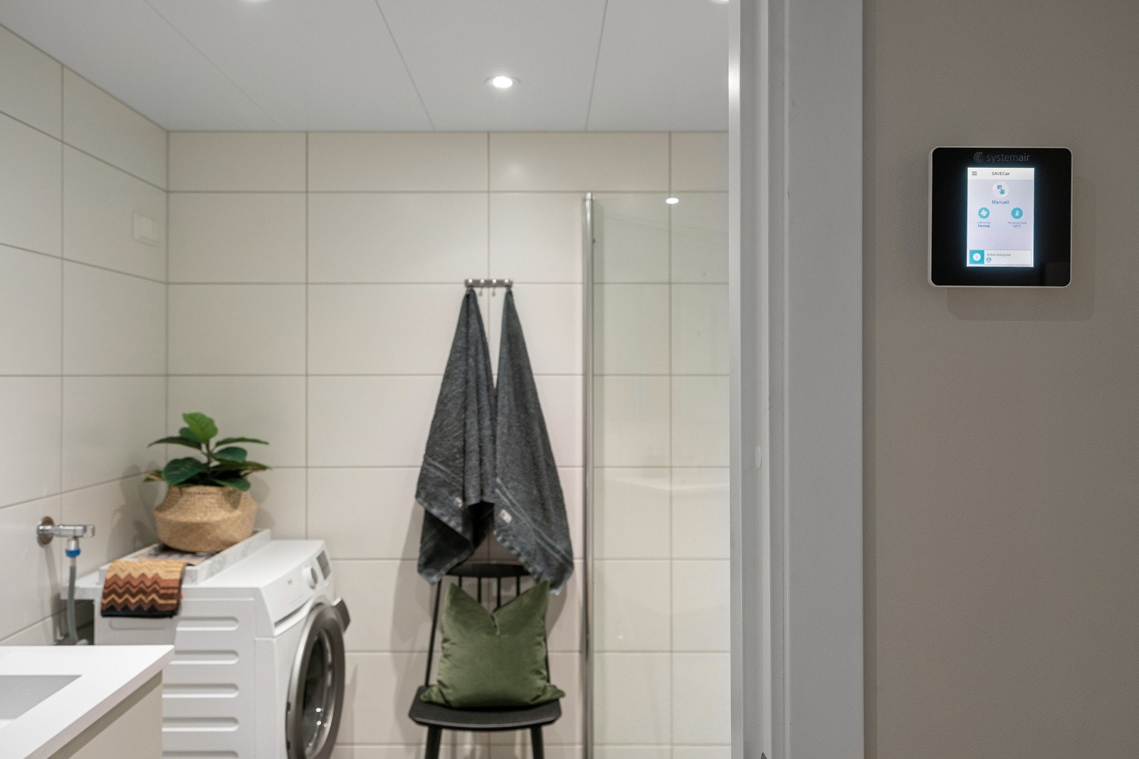 Inneklima styres av moderne panel med touch-funksjon. Galleribilde
