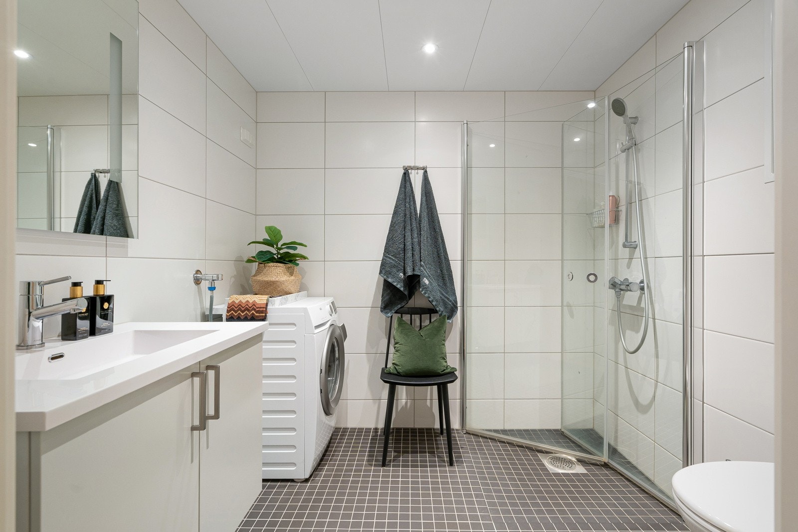 Badet er fra 2018 og har flislagte overflater, gulvvarme og downlights. Galleribilde