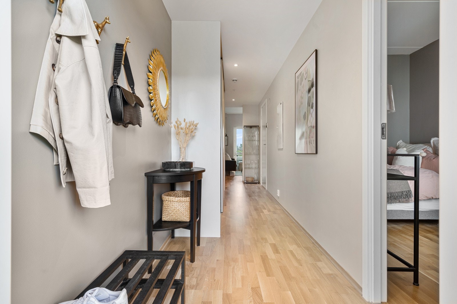 Entreen oppleves som innbydende, og har samme smakfulle standard som øvrige rom. Galleribilde
