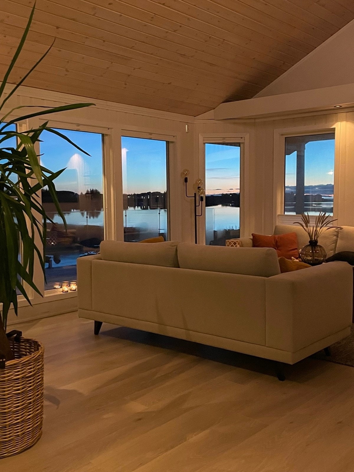 Privat bilde - innekos under "blåtimen". Galleribilde