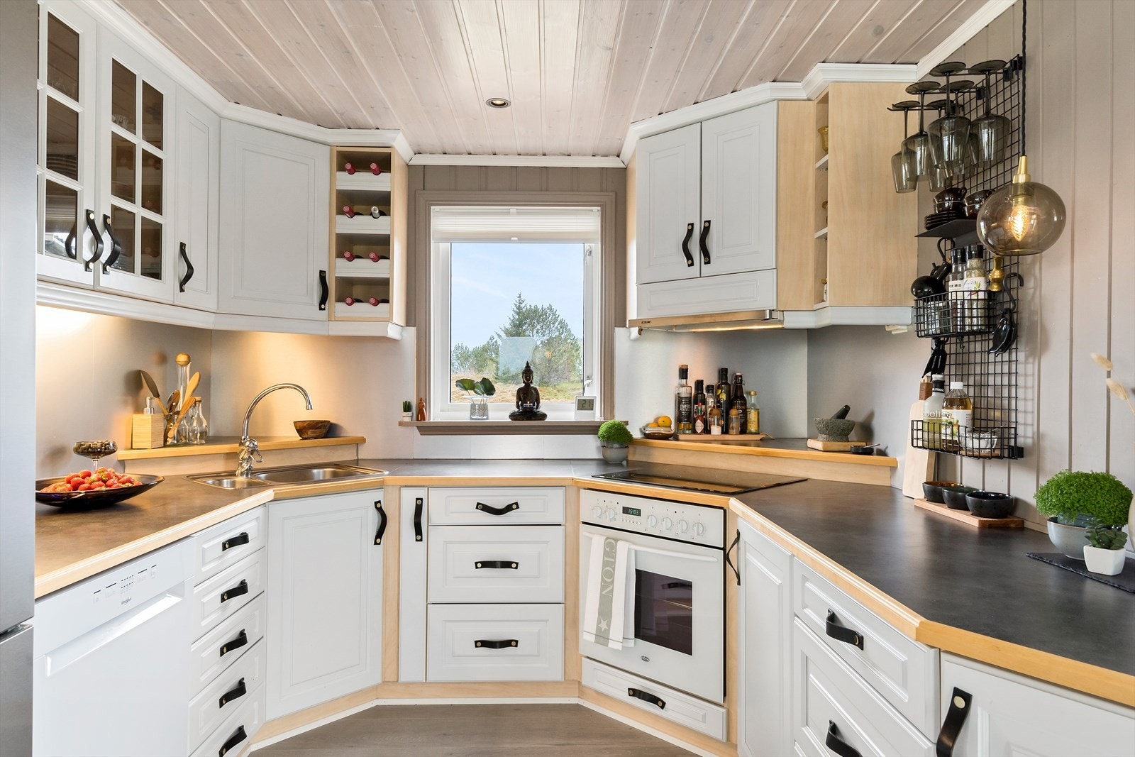 Kjøkkeninnredning med heltre lakkerte speilfronter. Fronter ble lakkert i 2018. Hvitevarer medfølger. Galleribilde