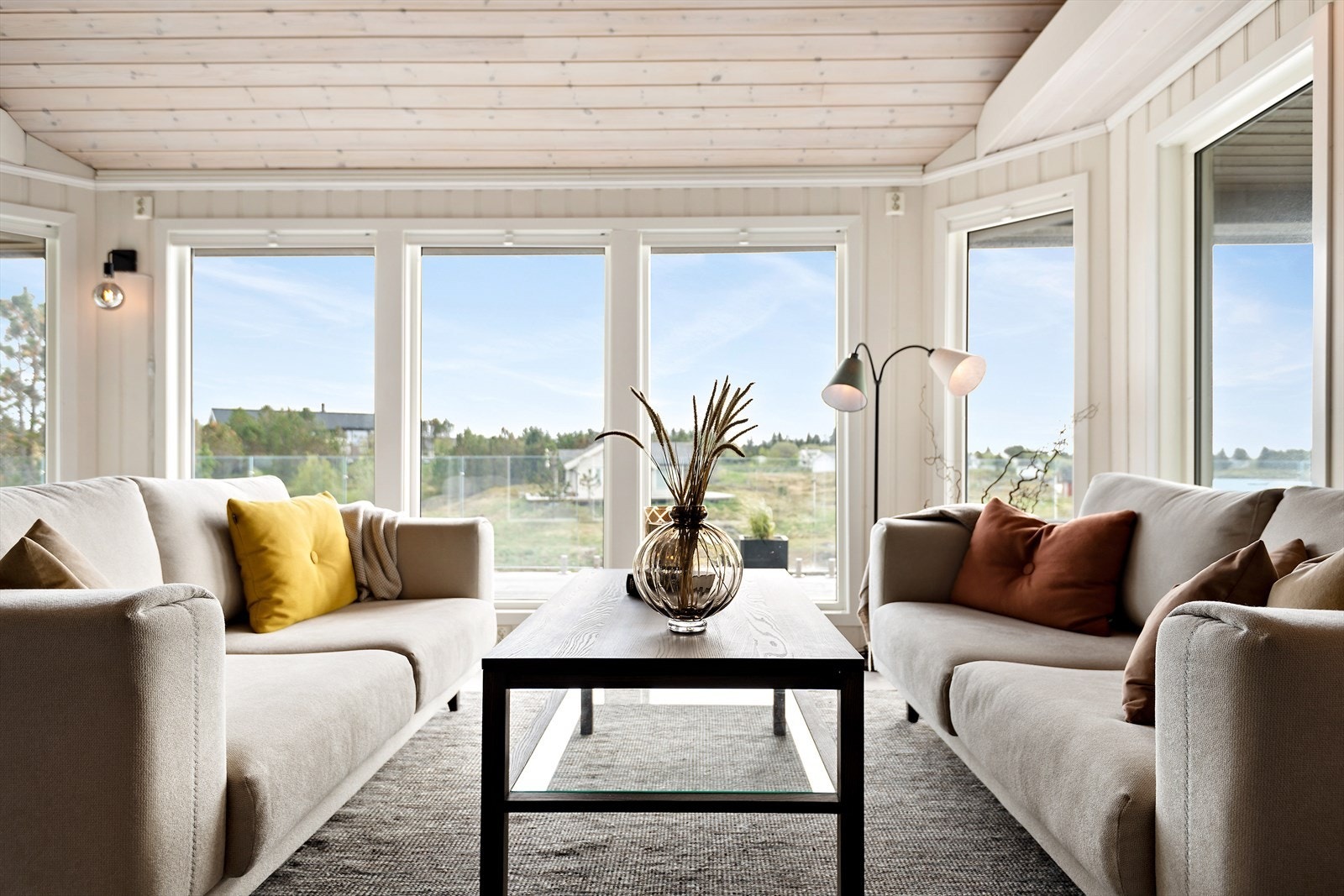 Mye lysinnslipp og kombinasjon med takhøyde skaper god romfølelse i stuen. Galleribilde