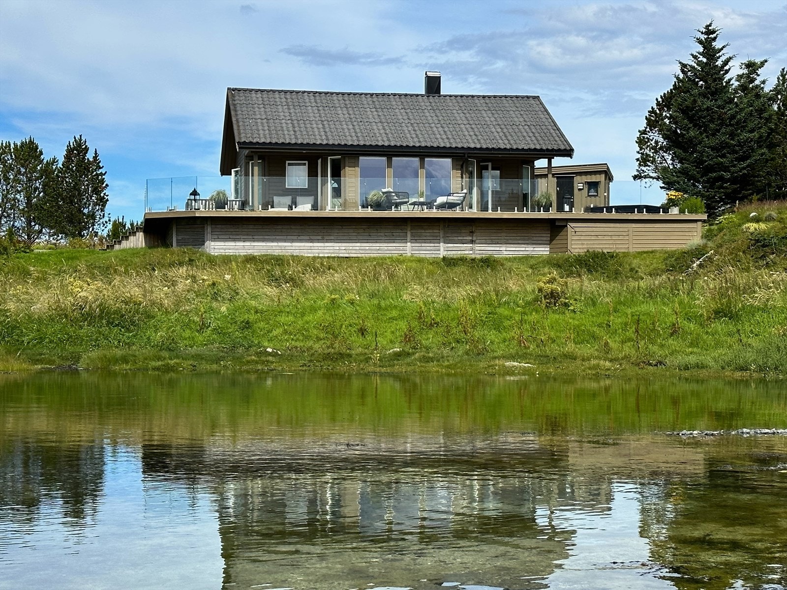 Hytta ligger lunt og vakkert til. Bebyggelsen i nærområdet består i hovedsak av tilsvarende fritidsbebyggelse. Hytta holder normal/god standard og er overflateoppusset innvendig med vegger, gulv og himlinger samt vegger utvendig. Galleribilde