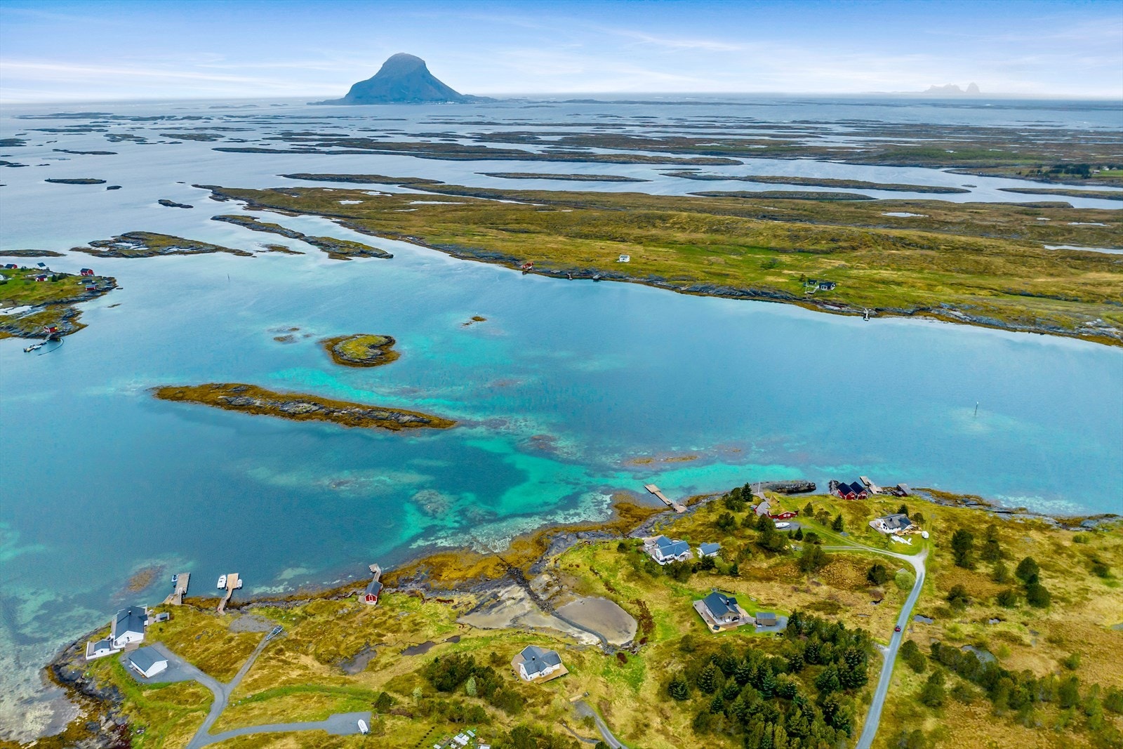 Eiendommen ligger på Sleneset - ei øy på Helgelandskysten med vel 300 innbyggere. Sleneset er et populært feriested med sin idylliske nærhet til Helgelandskysten og havet på alle kanter Galleribilde