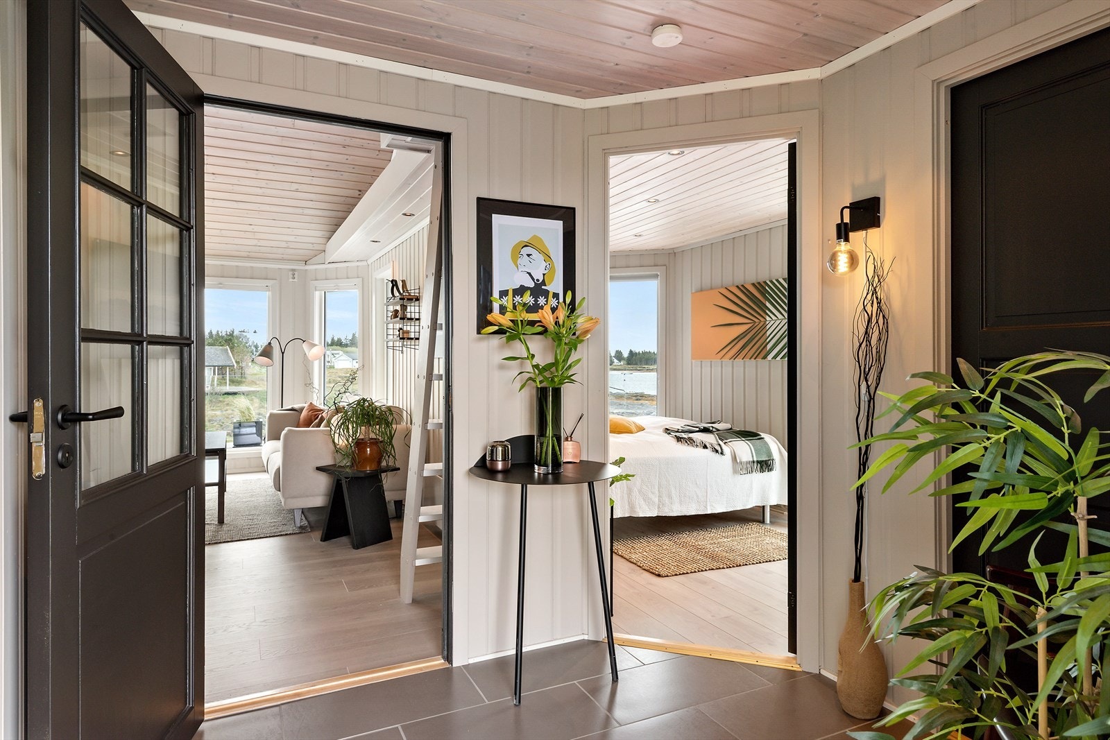 Trivelig gang/entre som loser deg videre til bad/wc til vesntre, stue med kjøkken rett
frem og til hyttas soverom og bod til høyre. I boden er sikringsskapet og varmtvannsbereder montert. Galleribilde