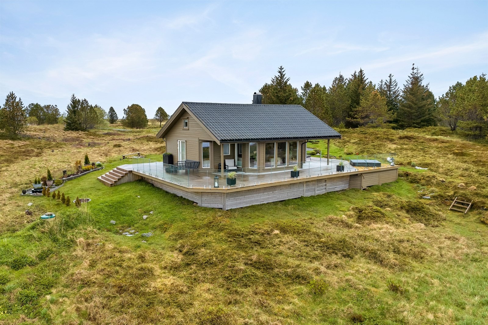 Det er bygget terrasser rundt hele hytta og deler av annekset. Galleribilde