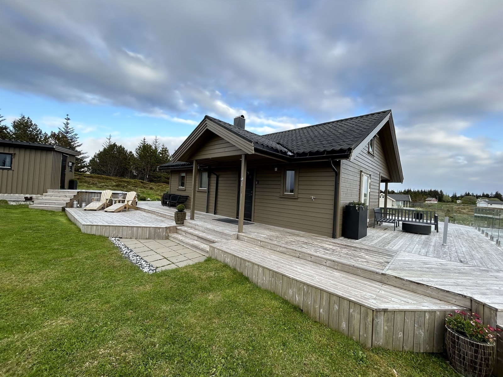 Privat bilde av terrasse og inngangsparti. Galleribilde