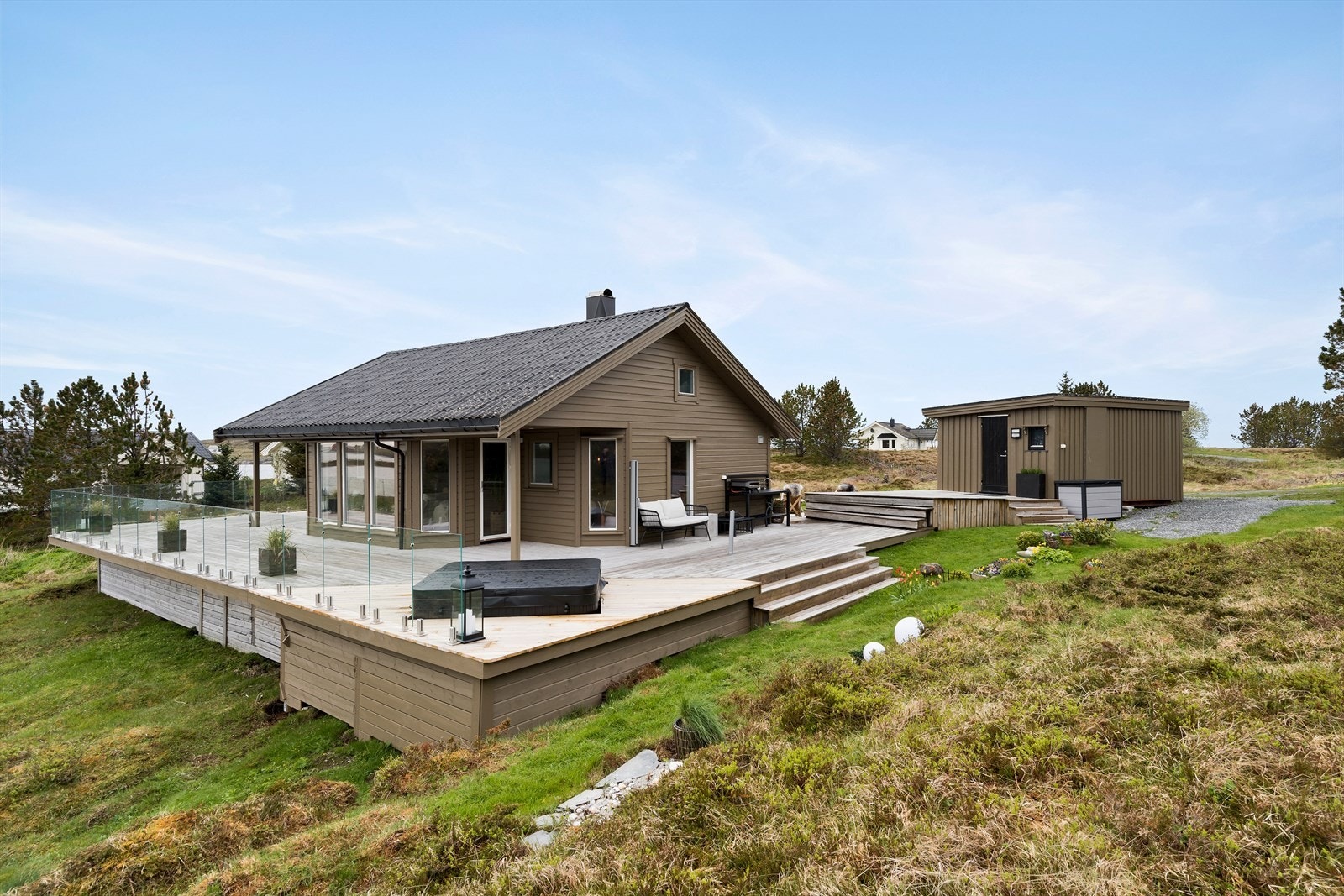 Realiser hyttedrømmen nå ! Denne trivelige øya kan skilte med flere fasiliteter og rikt fugleliv. Galleribilde