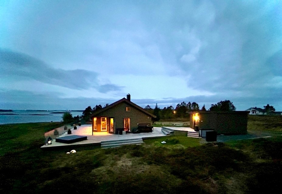 Privat bilde. Fin belysning på/ av hytta. Galleribilde