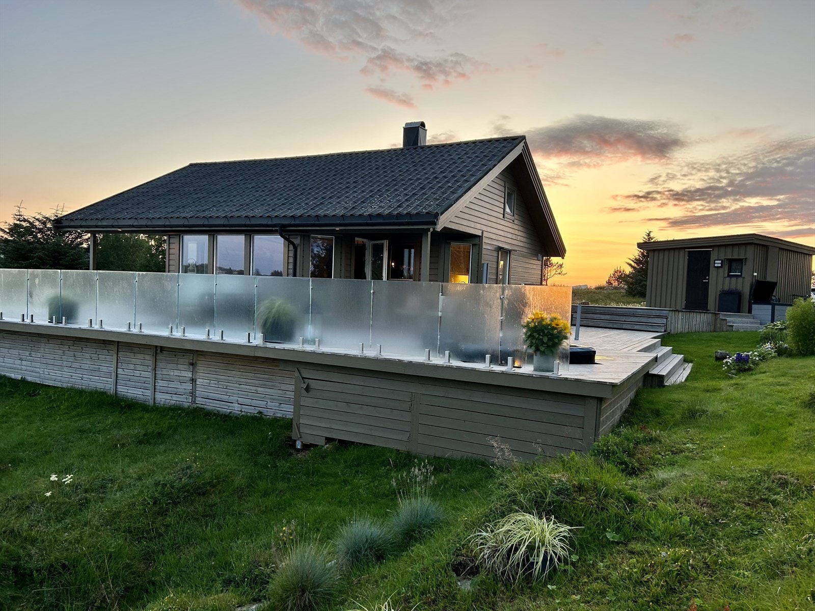 Terrasser rundt hele hytta. Her kan du samle krefter i Jacuzzien mens du nyter landsskapet og alle de flotte årstidene på Helgelandskysten. Galleribilde