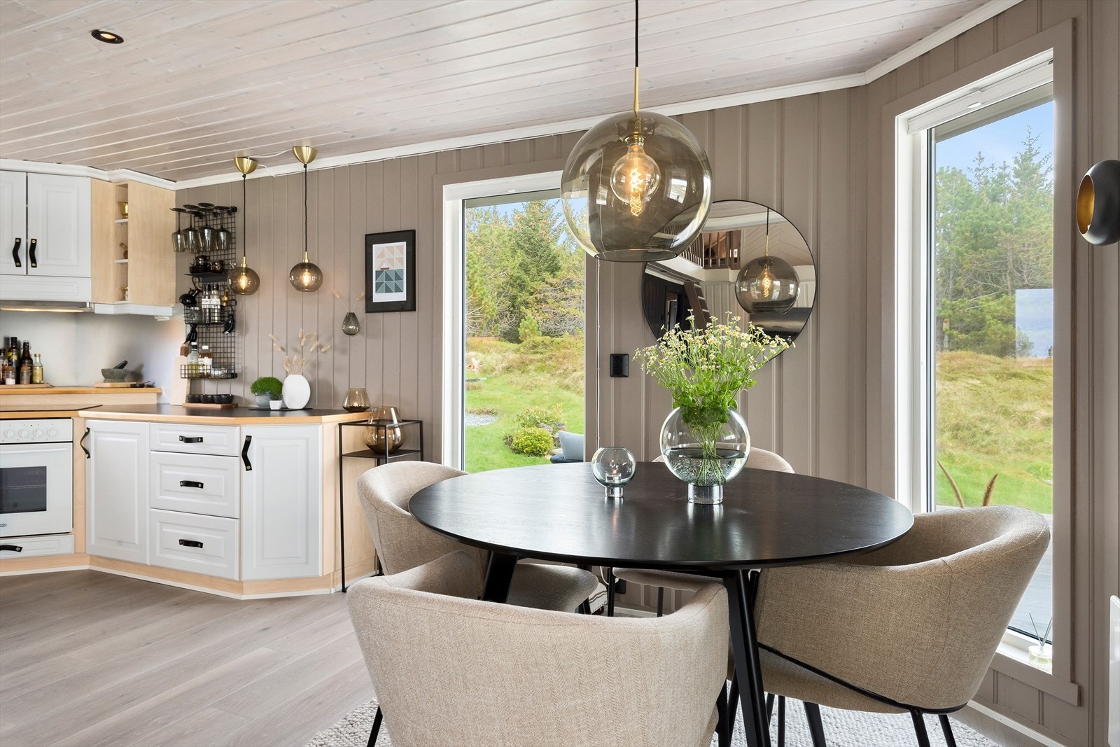 Spisestue mot kjøkkeninnredningen. Her samler du familie og venner på hyggelig hyttetur ved verdens vakreste kyst - Helgelandskysten! Galleribilde