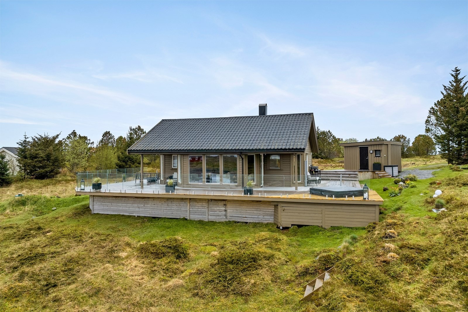 Frittstående fritidsbolig oppført i perioden 1999 t.o.m. 2002, bygd over 1 plan og hemsplan. Til fritidsboligen hører det med et anneks. Galleribilde