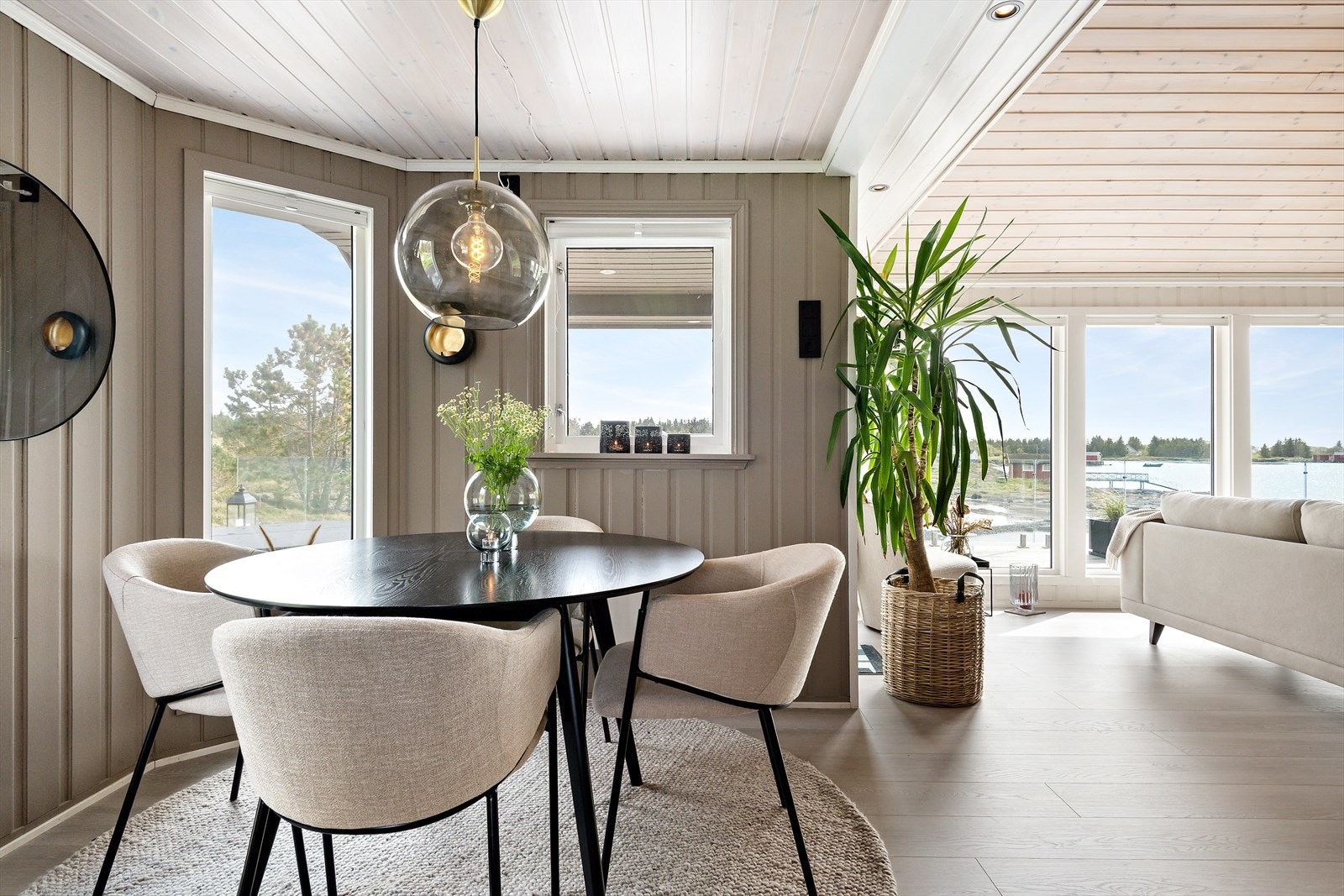 Spisestuen har også mye lysinnslipp. Galleribilde