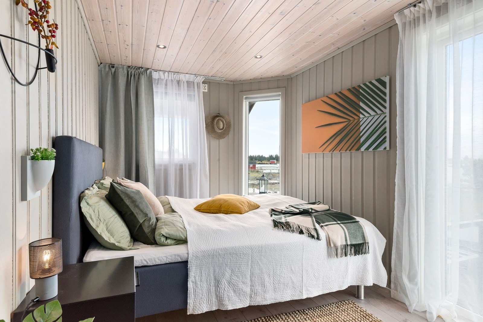 Romslig soverom med 3 vinduer og 1 altandør der du når den romslige terrassen når du skal strekke deg etter en god natts søvn ved kysten. Galleribilde