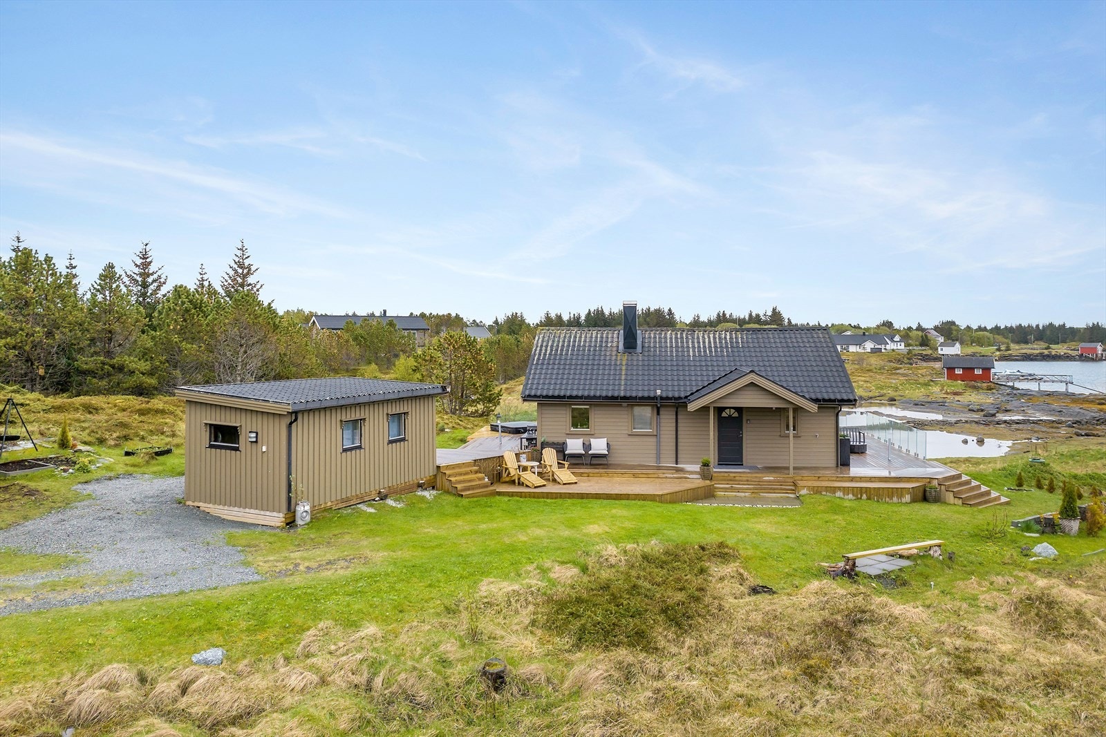 Eiendommen ligger på Sleneset - ei øy på Helgelandskysten med vel 300 innbyggere. Sleneset er et populært feriested med sin idylliske nærhet til
Helgelandskysten og havet på alle kanter Galleribilde
