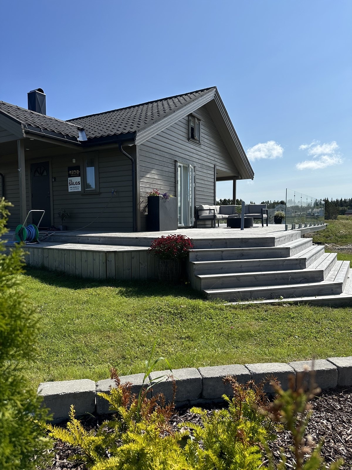 På Sleneset finnes barnehage, barne- og ungdomsskole, eldresenter og helsestasjon. I tillegg finnes butikk, golvbane, post i butikk, spisested med pub, gressbane, trelast og mekanisk verksted. Galleribilde