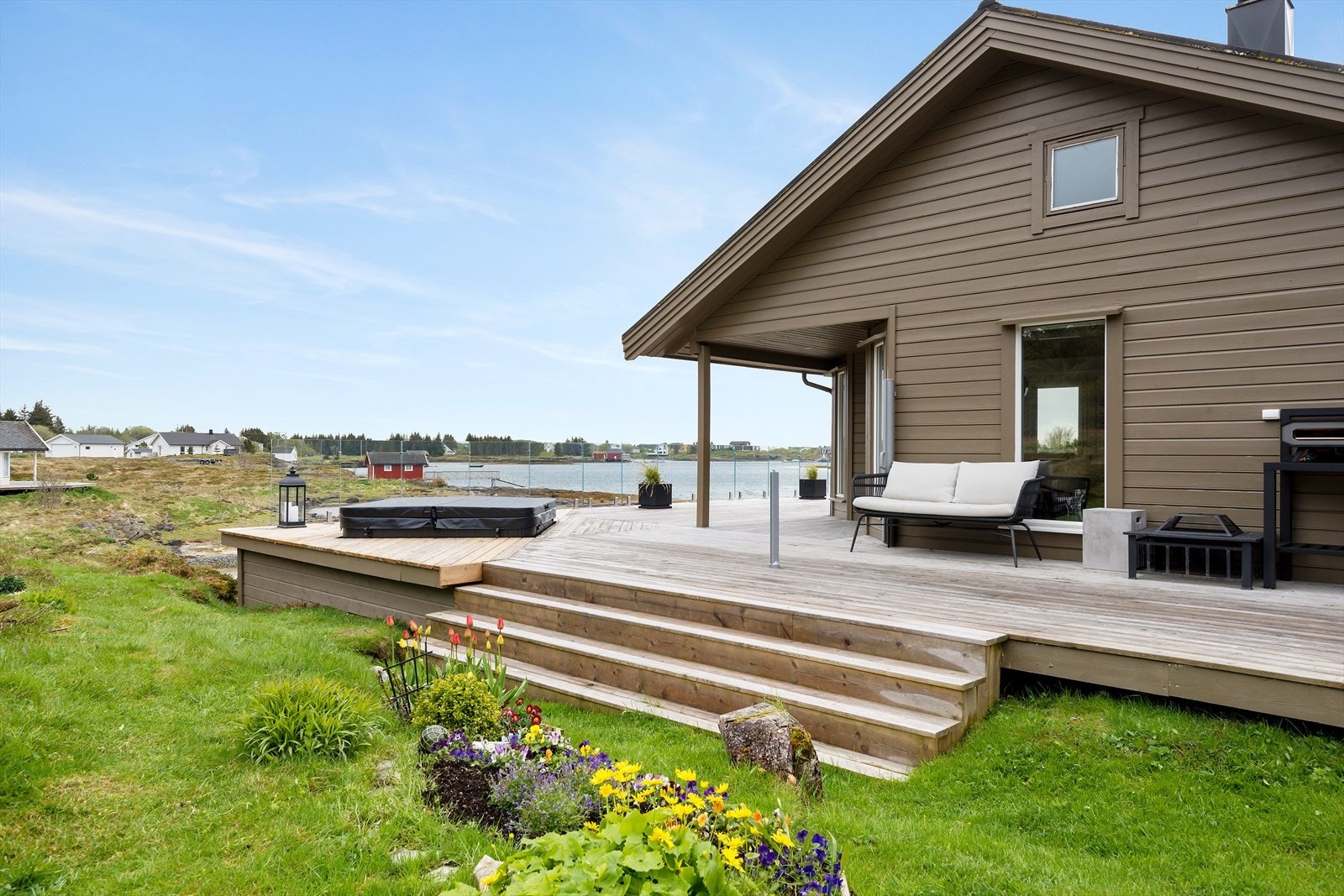 Det er 2 havner i området, Sleneset Båtforening og Langneset Gjestehavn.
Sleneset kan også skilte med golfbane og flere turløyper som det er utsatt benker for rasting og nyting av det vakre kystlandskapet. Galleribilde