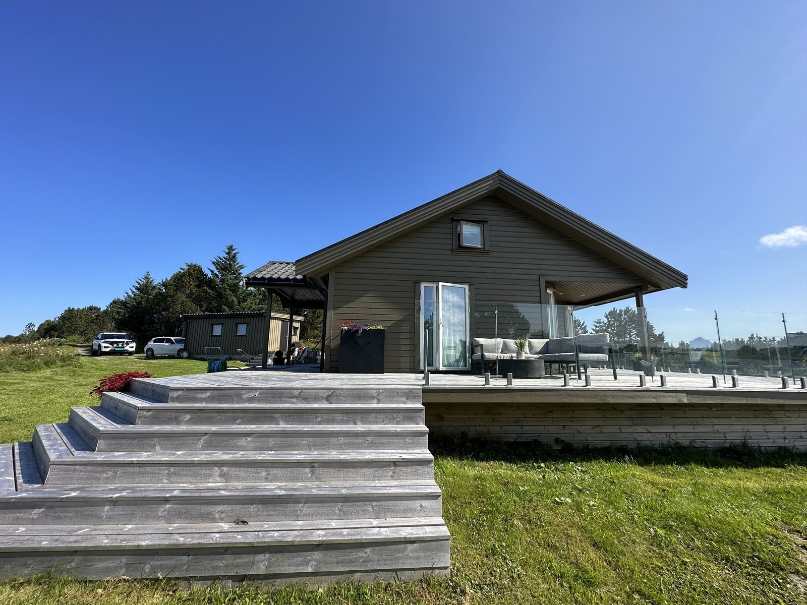 Det er bygget terrasser rundt hele hytta og deler av annekset. Inngangspartiet når du via terrassen. Galleribilde