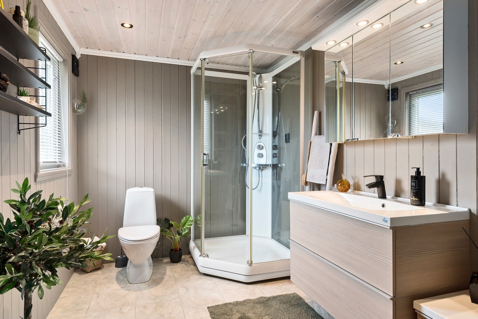 Bad/ wc. Servant med ett-greps blandebatteri fra 2018. Gulvmontert toalett.
Dusjkabinett. Laminerte skrog med slettet fronter fra 2018 under servanten. Galleribilde